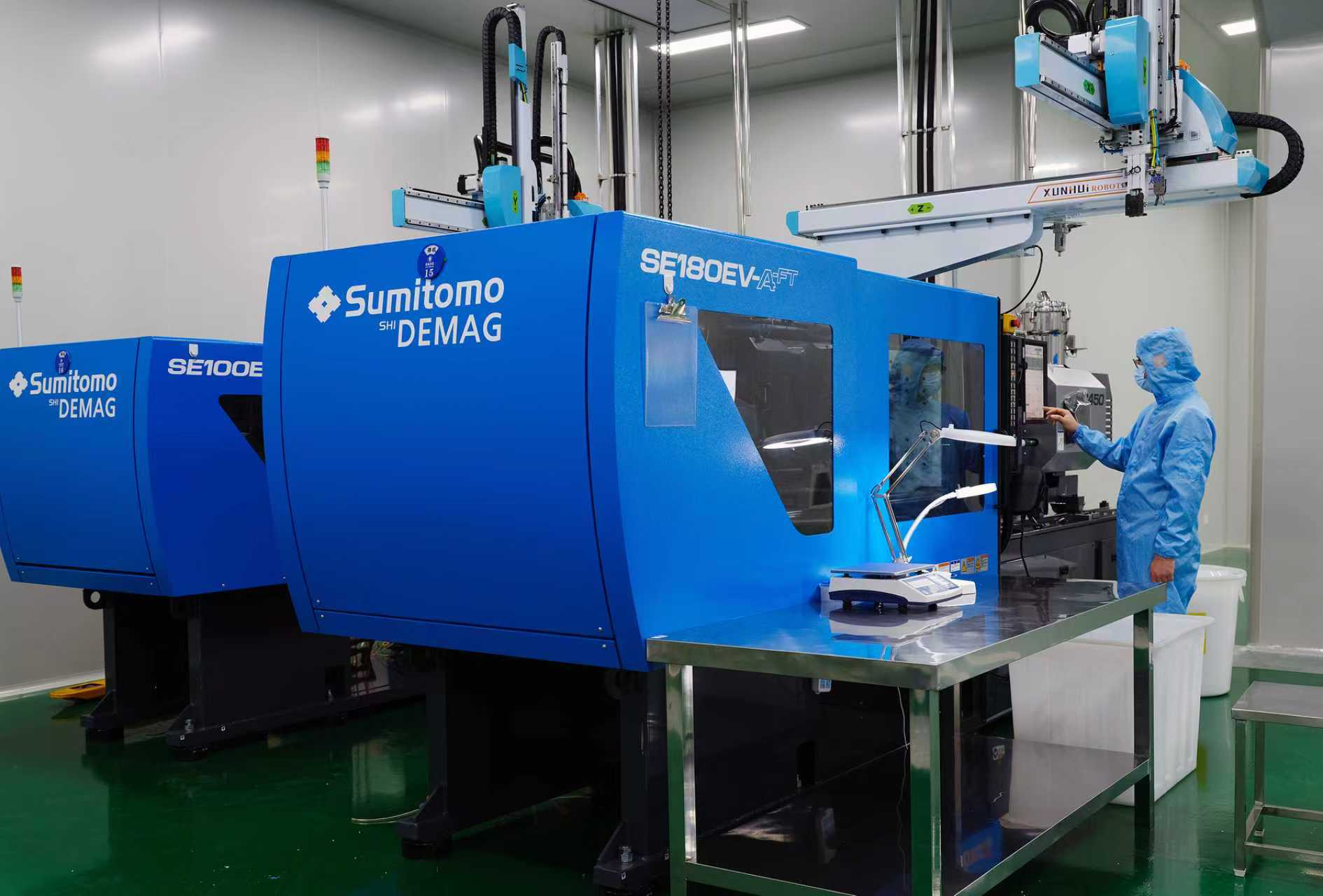 Injection molding machine / workshop / molded parts
