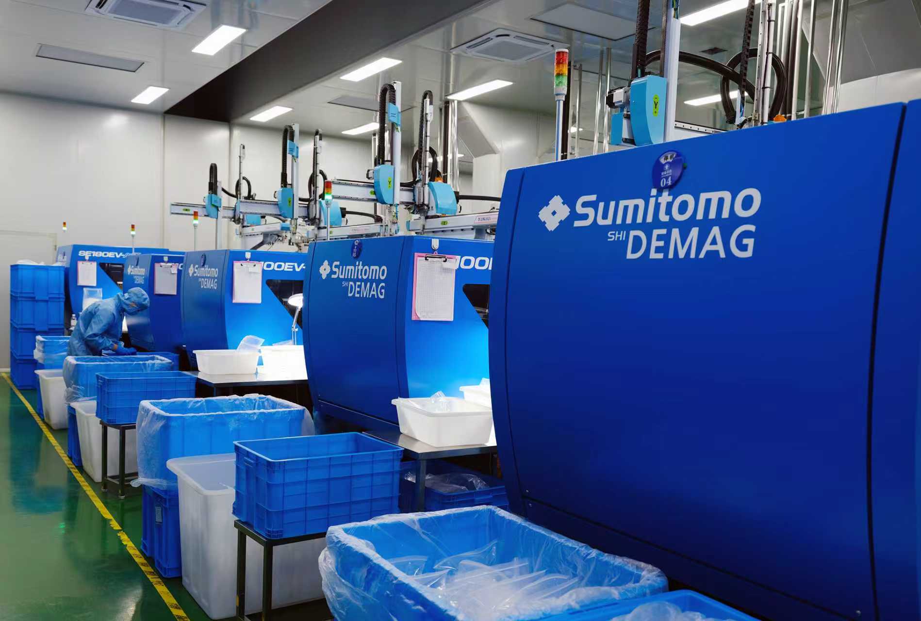Injection-molding equipment / workshop / molded components